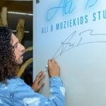 Ali-signeert-voor-zijn-Muziekids-Studio