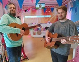 Bram & Sjoerd ! Guitar Men voor Muziekids Studio Almere – profiel!